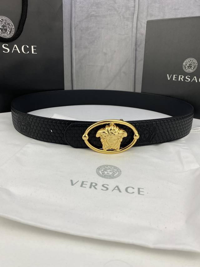 宽度4.0 Cm Versace 范思哲 此款原版皮带饰有Versace品牌标志：3D美杜莎皮带扣，这也是Palazzo系列的一部分。