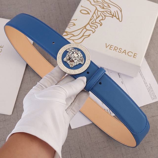 宽度4.0Cm Versace 范思哲 此款平纹砂底 双面头层 ：手感柔软、此款腰带配有醒目的美杜莎头像搭扣，可为任何造型增添几分立体雅致效果。