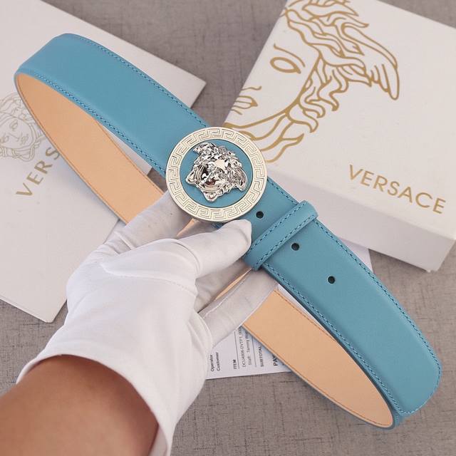 宽度4.0Cm Versace 范思哲 此款平纹砂底 双面头层 ：手感柔软、此款腰带配有醒目的美杜莎头像搭扣，可为任何造型增添几分立体雅致效果。