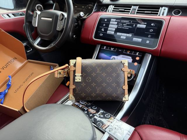 高端货 新款 “ Louis Vuitton ”Lv单肩包 谷爱凌同款邮差包 M46358 Louis Vuitton Side Trunk 可拆卸可调节肩带经