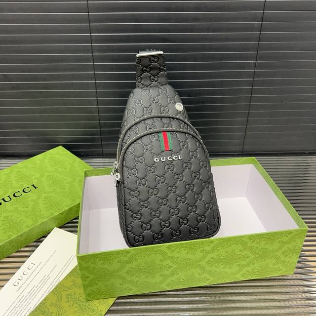 Gucci 古奇 牛皮胸包 斜挎单肩包 男包 实物拍摄 原厂原版面料 配送防尘袋 17 X 28Cm。